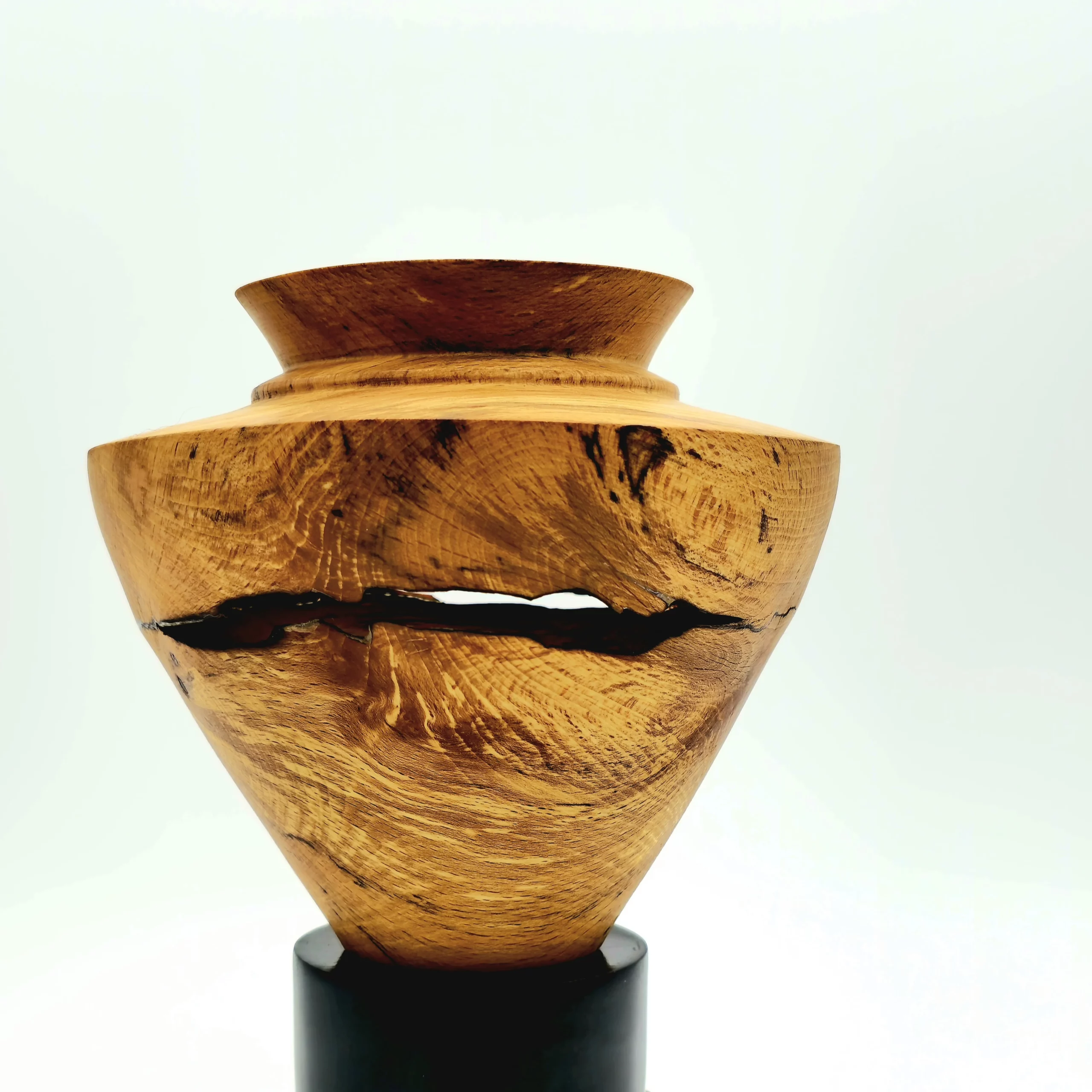 sculpture en hêtre echauffé, vase ajouré craqué