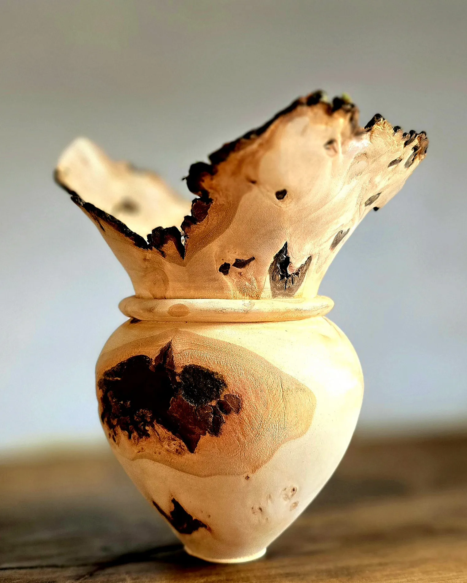 Sculpture vase antique en bois