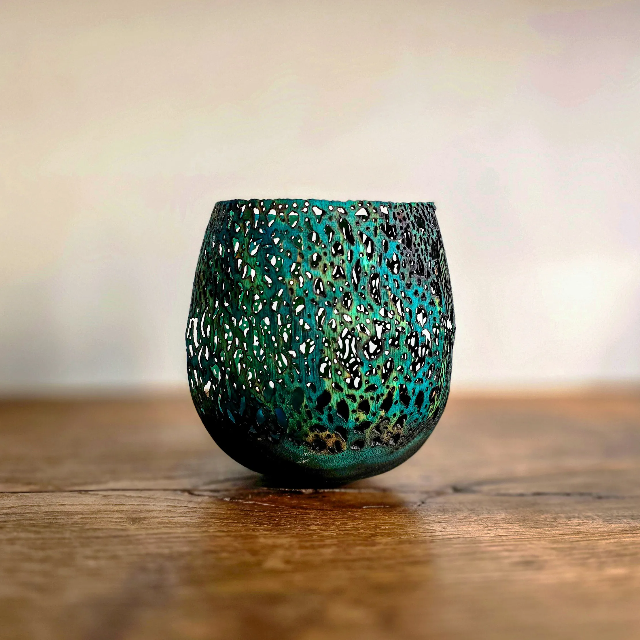 Dentelle de bois de noyer. Pot finesse extrême (0.22mm) ajouré en dentelle