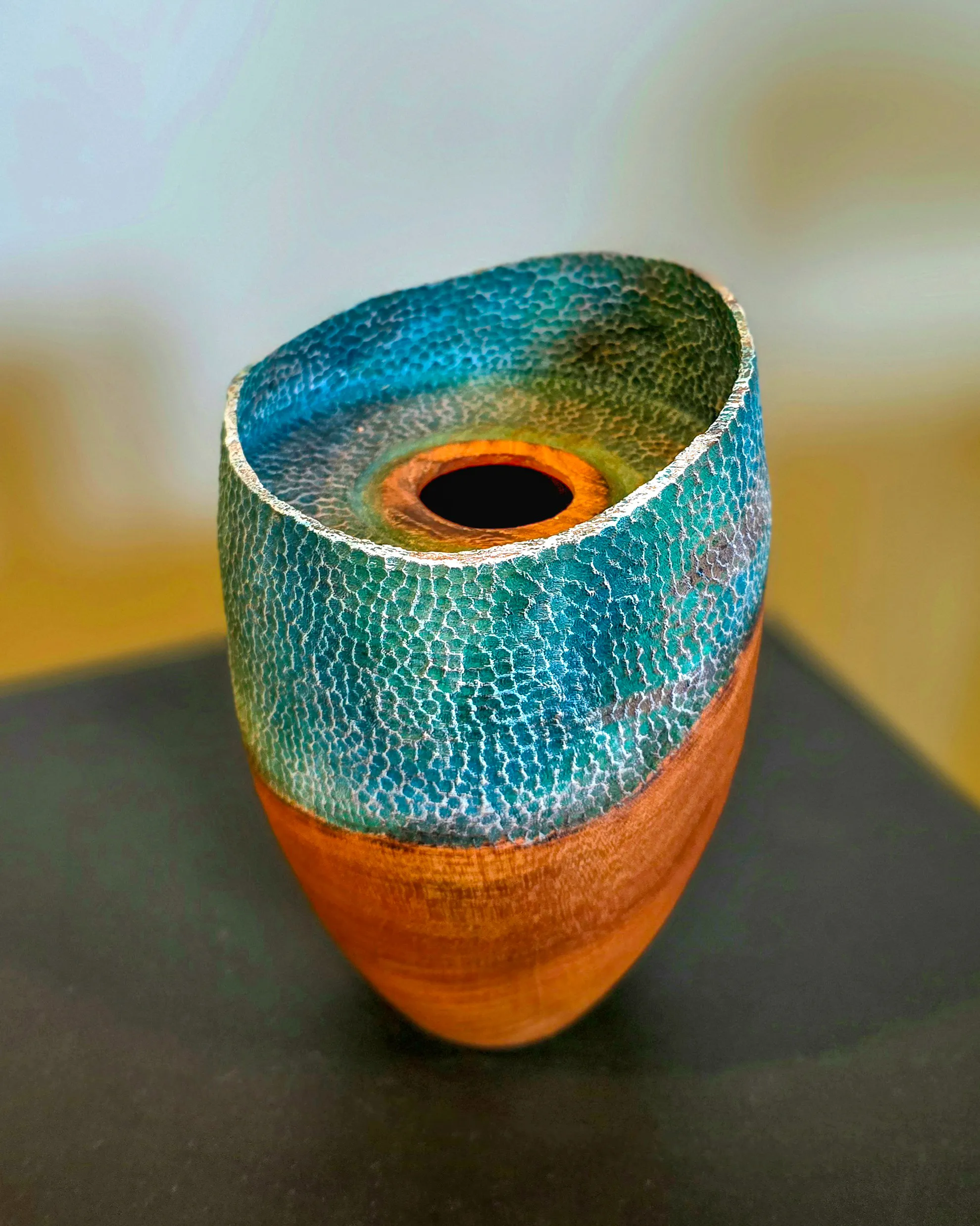 Pièce unique en orme, sculpture creusée fine, texturée puis décorée
