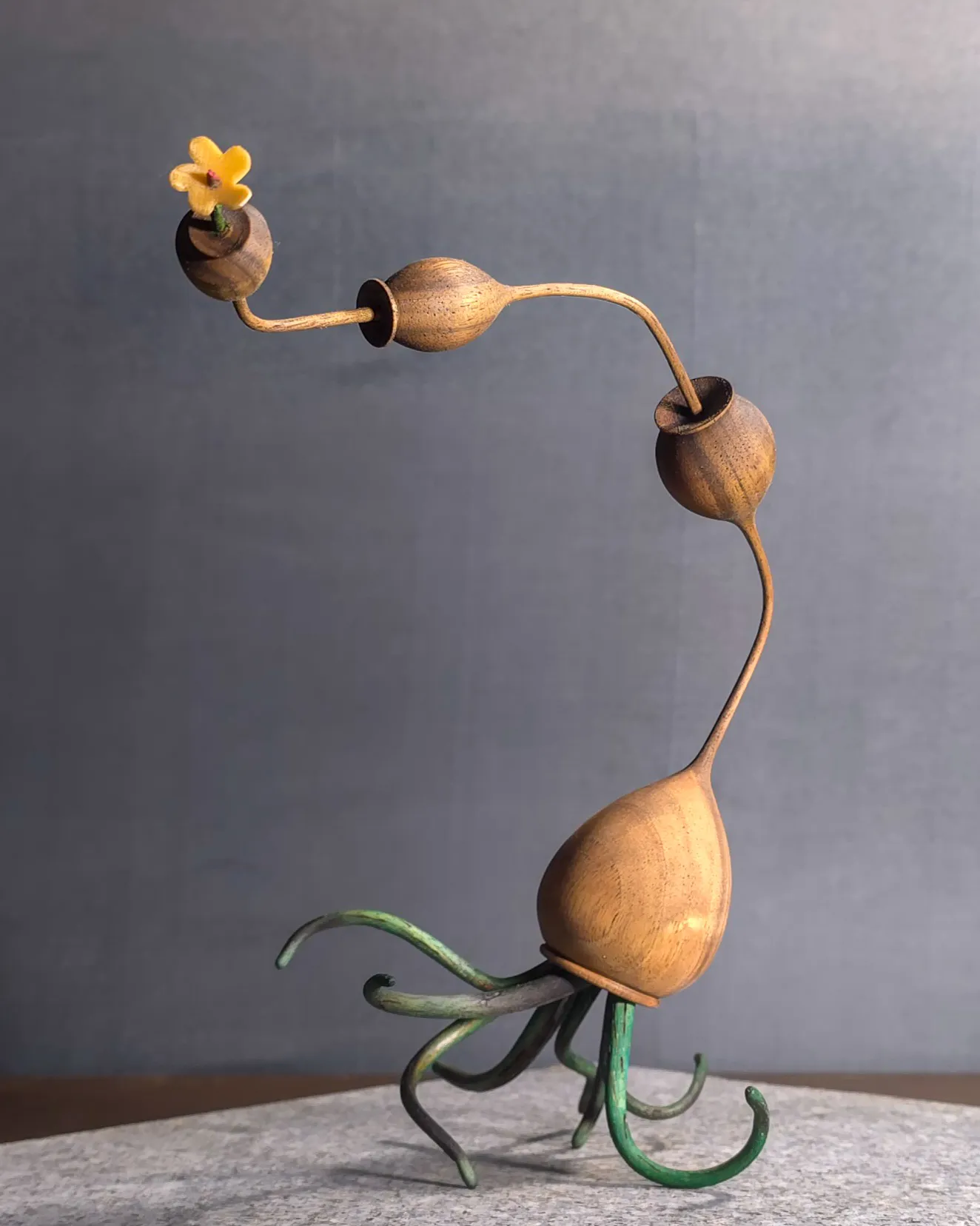 Sculpture en Noyer sur le thème de l'équilibre, trembleur poulpe avec sa pâquerette