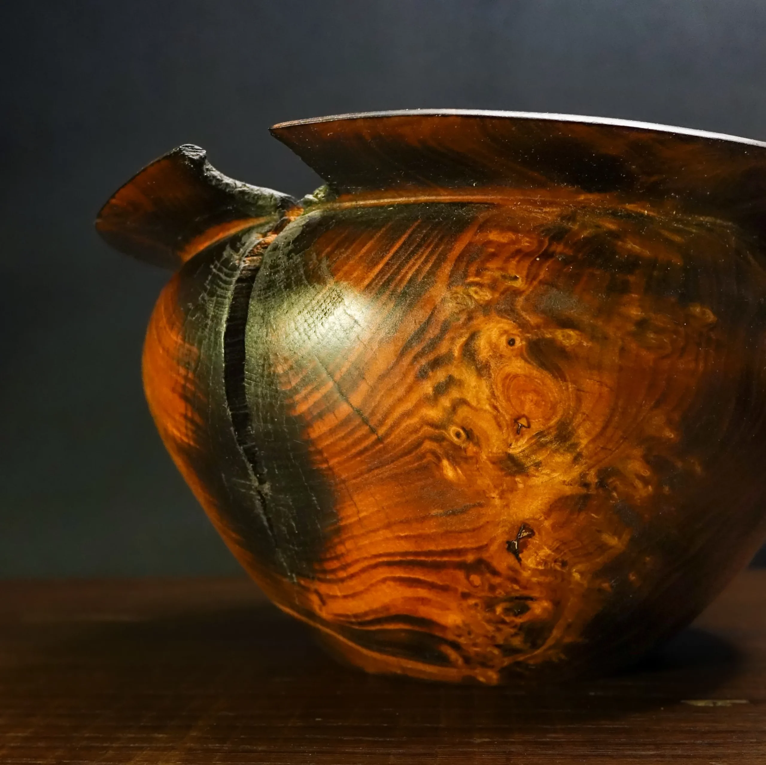 Bol en bois de pommier. Loupe de pommier réalisé en tournage sur bois. technique d'ébonisation naturelle