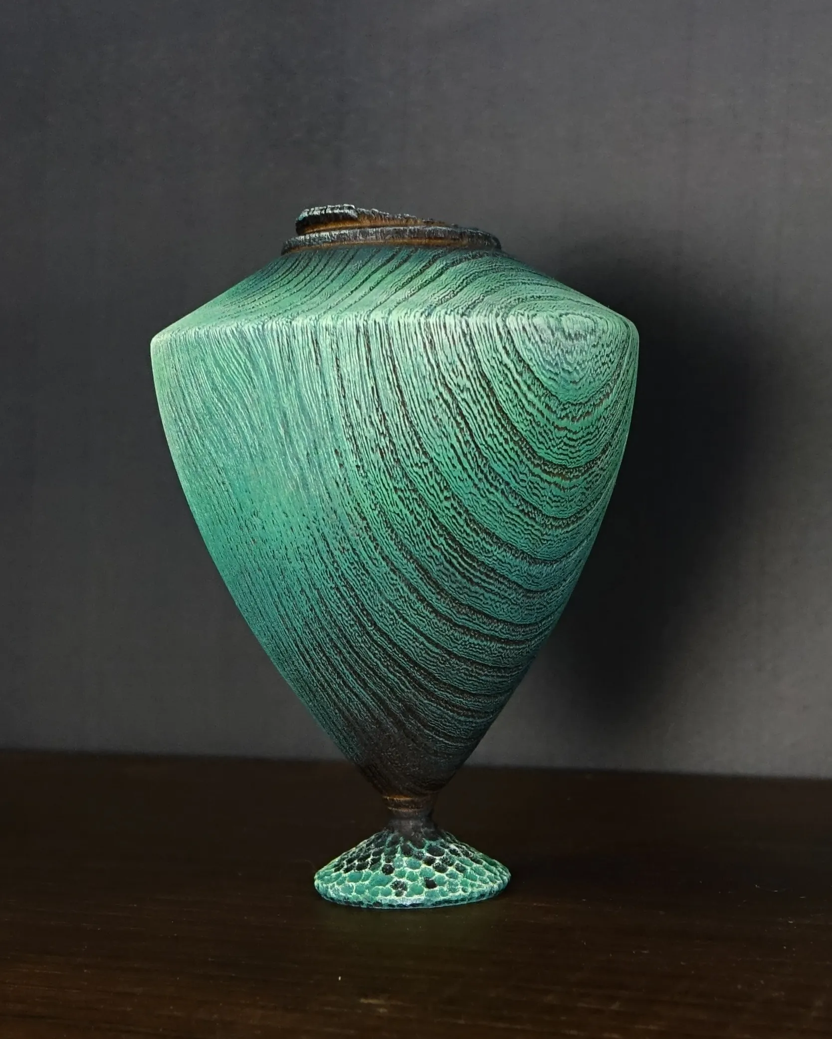 Hollowform en orme brulée, texturée et décorée en bleu turquoise