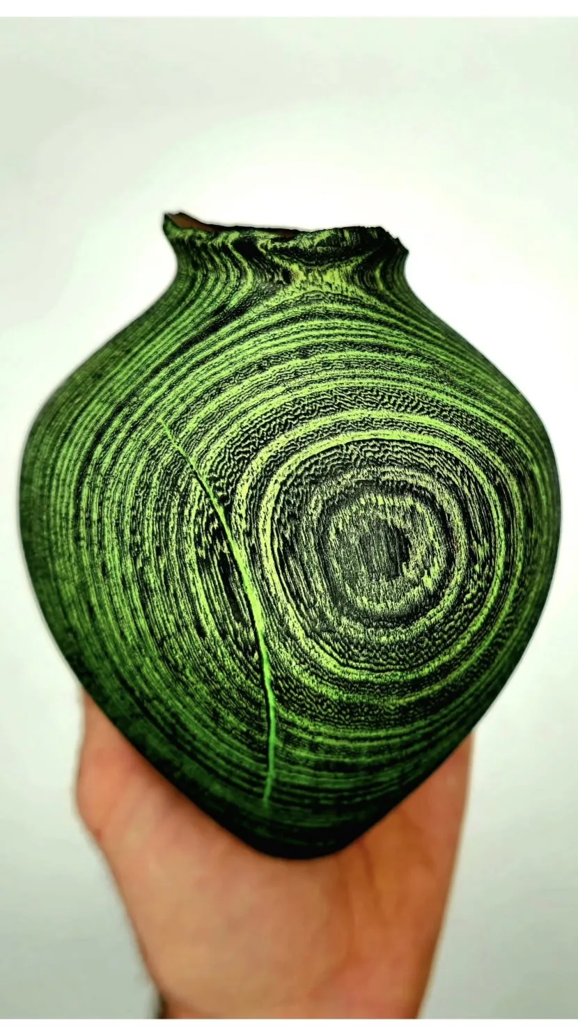 Hollowform en orme texturée et décorée en vert fluo