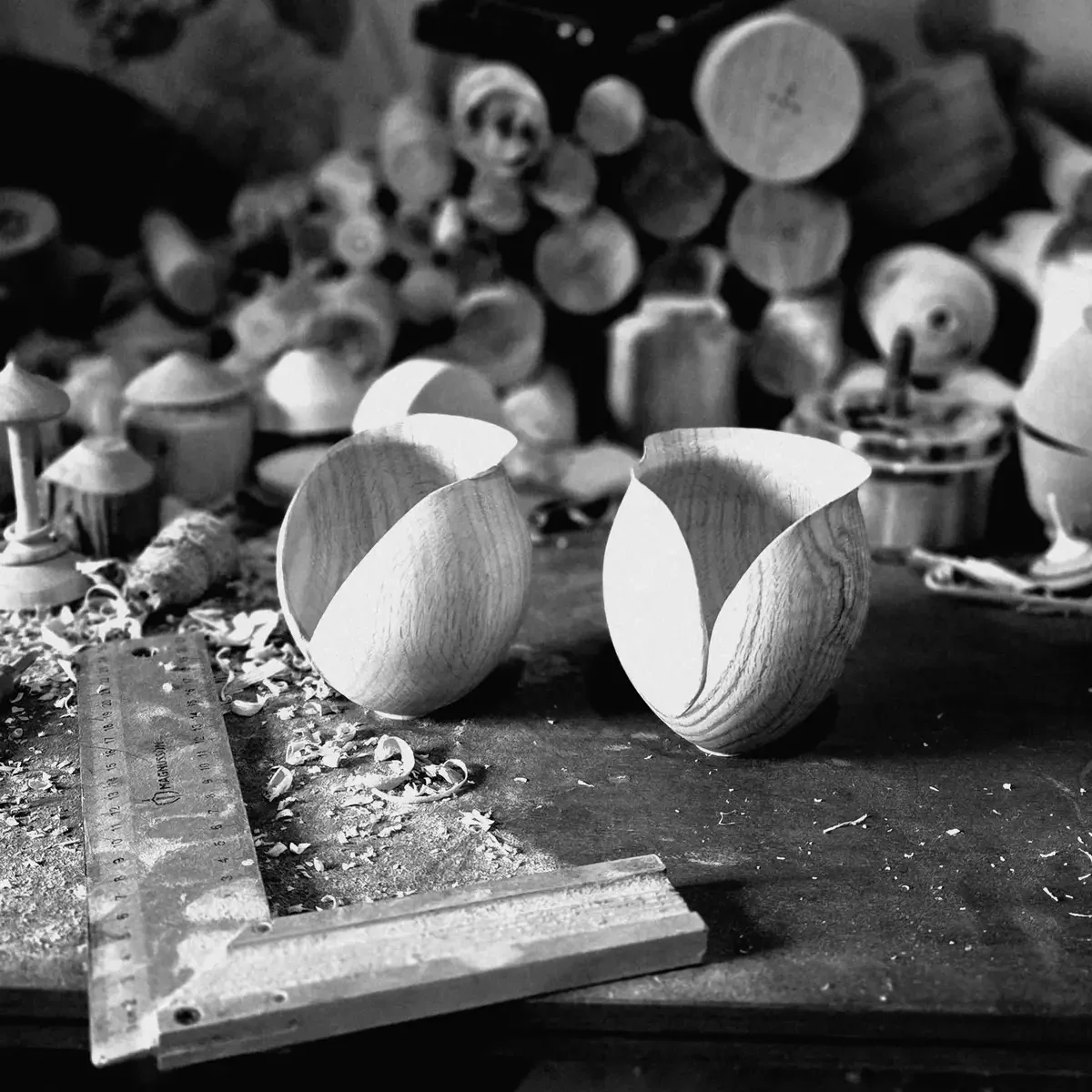 Instant atelier. petits pots sculptés posés dans l'atelier